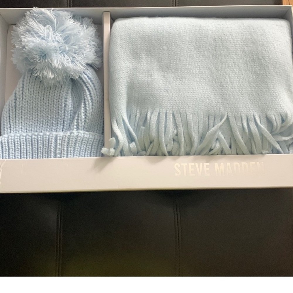 Steve Madden Gift hat & scarf set
